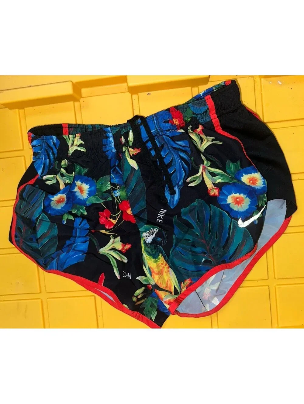 Nike shorts women’s size medium macaws flowers tropical